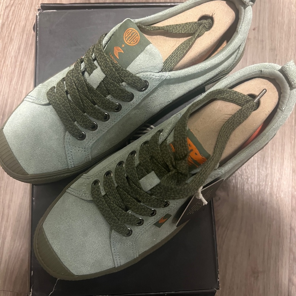 Cariuma + Deus Collab. Suede Oca Low Sneaker UNISEX W-10.5/ M-9